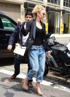 Jennifer Lawrence feet photo thumbnail