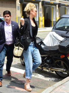 Jennifer Lawrence feet photo thumbnail