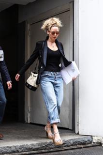 Jennifer Lawrence feet photo thumbnail