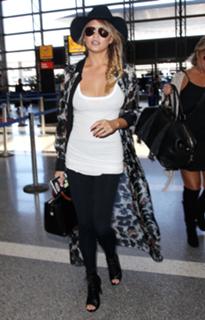 Chrissy Teigen feet photo thumbnail