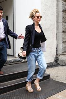 Jennifer Lawrence feet photo thumbnail