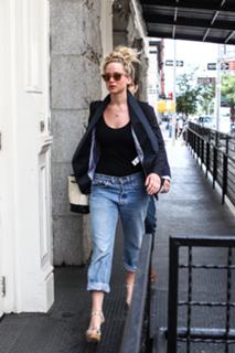 Jennifer Lawrence feet photo thumbnail