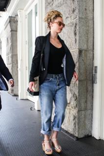 Jennifer Lawrence feet photo thumbnail