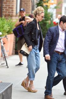 Jennifer Lawrence feet photo thumbnail