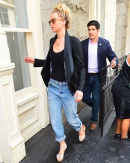 Jennifer Lawrence feet photo thumbnail