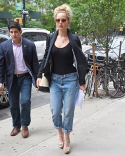 Jennifer Lawrence feet photo thumbnail