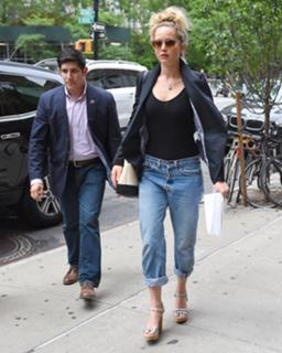 Jennifer Lawrence feet photo thumbnail