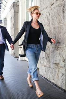 Jennifer Lawrence feet photo thumbnail