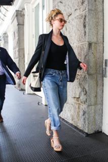 Jennifer Lawrence feet photo thumbnail