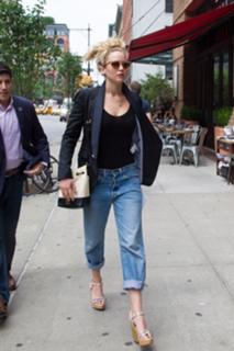 Jennifer Lawrence feet photo thumbnail