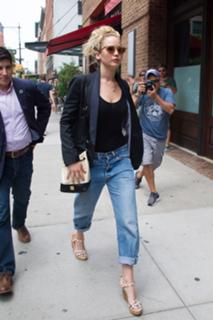 Jennifer Lawrence feet photo thumbnail