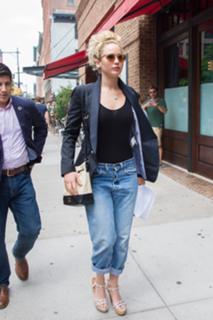Jennifer Lawrence feet photo thumbnail