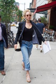 Jennifer Lawrence feet photo thumbnail