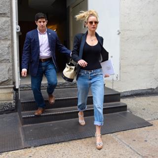 Jennifer Lawrence feet photo thumbnail