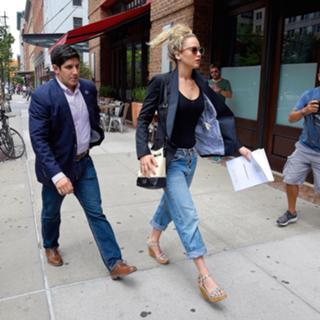 Jennifer Lawrence feet photo thumbnail