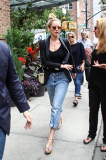Jennifer Lawrence feet photo thumbnail