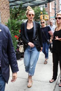 Jennifer Lawrence feet photo thumbnail