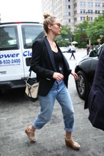 Jennifer Lawrence feet photo thumbnail