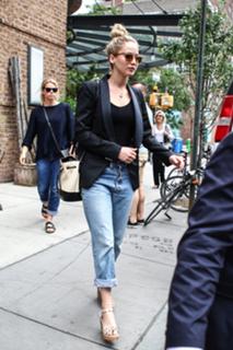Jennifer Lawrence feet photo thumbnail