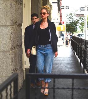Jennifer Lawrence feet photo thumbnail