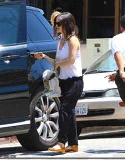 Rachel Bilson feet photo thumbnail