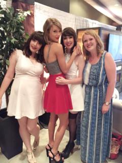 Taylor Swift feet photo thumbnail