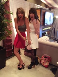 Taylor Swift feet photo thumbnail