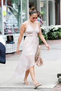 Jennifer Lopez feet photo thumbnail