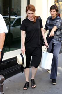 Julianne Moore feet photo thumbnail