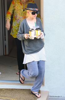 Christina Aguilera feet photo thumbnail