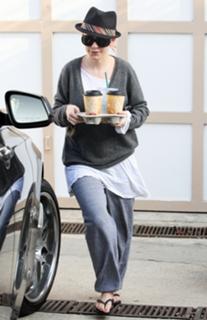 Christina Aguilera feet photo thumbnail