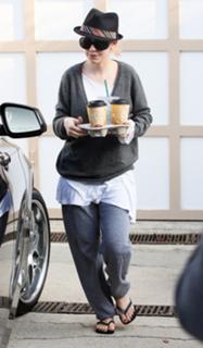 Christina Aguilera feet photo thumbnail