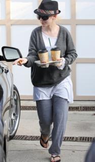 Christina Aguilera feet photo thumbnail