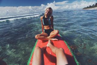 Alexis Ren feet photo thumbnail