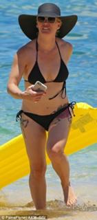 Jennie Garth feet photo thumbnail