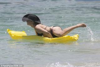 Jennie Garth feet photo thumbnail