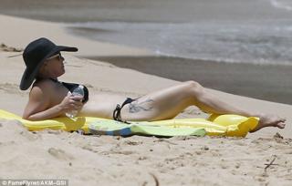 Jennie Garth feet photo thumbnail