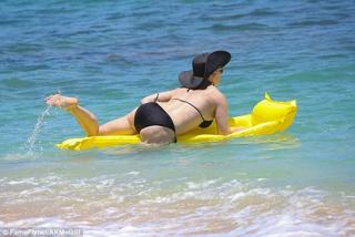 Jennie Garth feet photo thumbnail