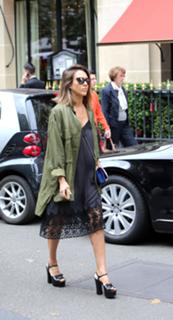 Jessica Alba feet photo thumbnail