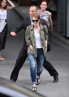 Julianne Moore feet photo thumbnail