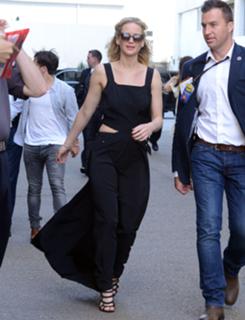 Jennifer Lawrence feet photo thumbnail