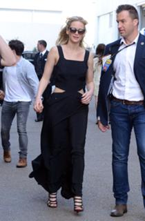 Jennifer Lawrence feet photo thumbnail
