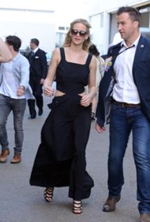 Jennifer Lawrence feet photo thumbnail