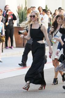Jennifer Lawrence feet photo thumbnail