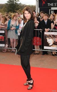 Gemma Arterton feet photo thumbnail