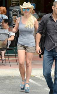 Britney Spears feet photo thumbnail
