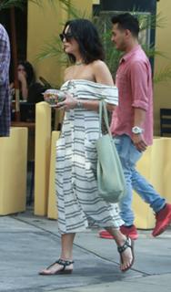Vanessa Hudgens feet photo thumbnail