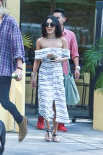 Vanessa Hudgens feet photo thumbnail