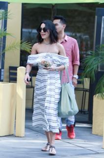 Vanessa Hudgens feet photo thumbnail