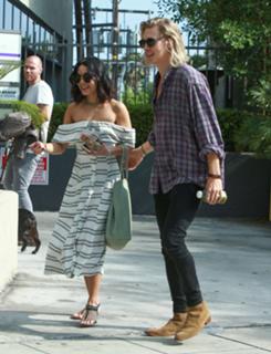 Vanessa Hudgens feet photo thumbnail